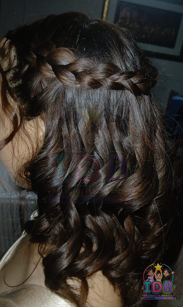 Trenza tipo corona con rizos sueltos