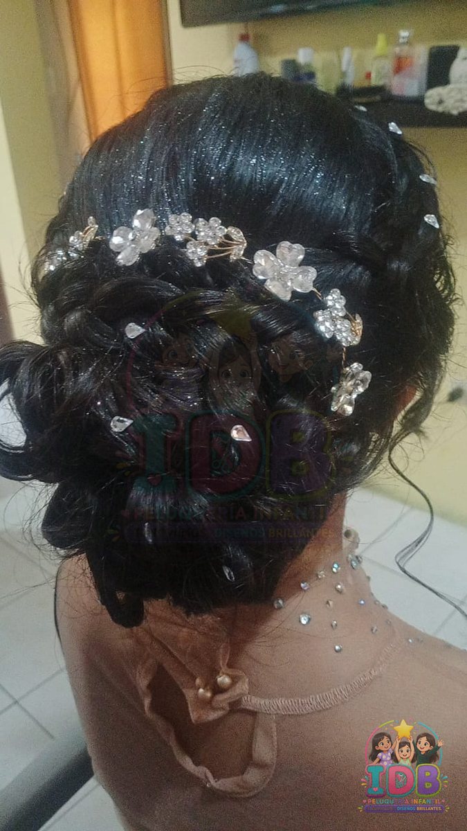 Recogido de novia con flores y pedrería