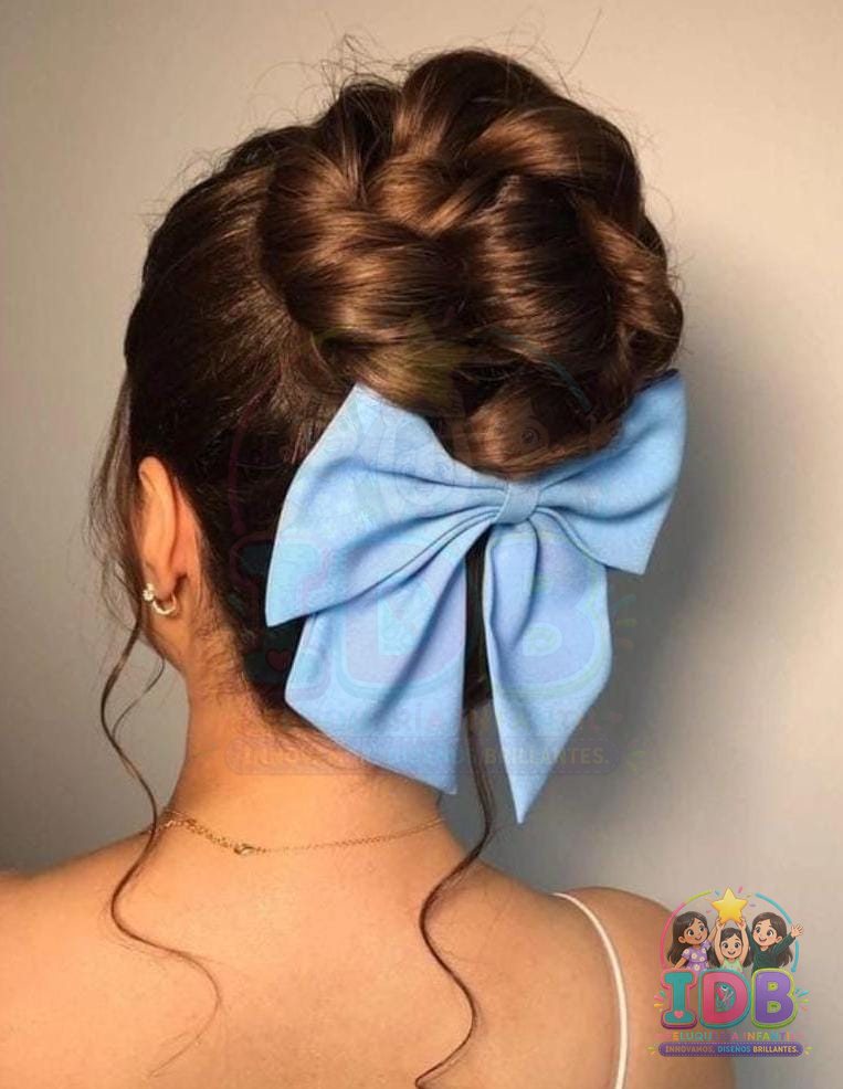 Moño trenzado con lazo azul