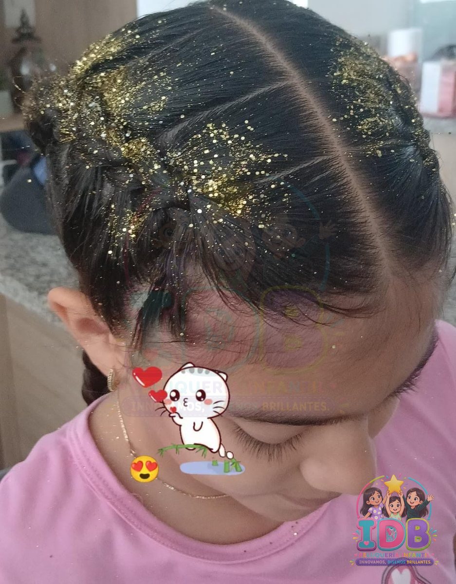 Trenzas con escarcha dorada en el cabello de una niña
