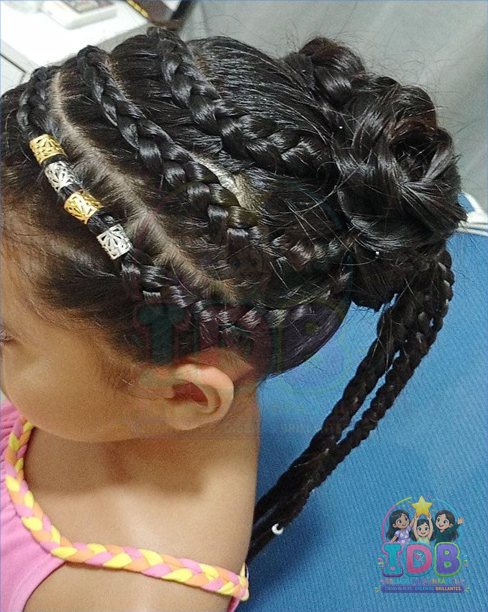 Recogido trenzado con dijes dorados en una niña