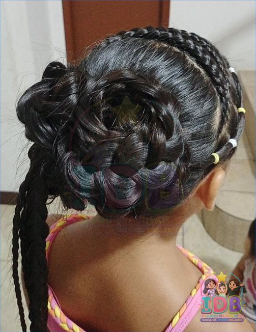 Recogido trenzado en forma de flor para una niña