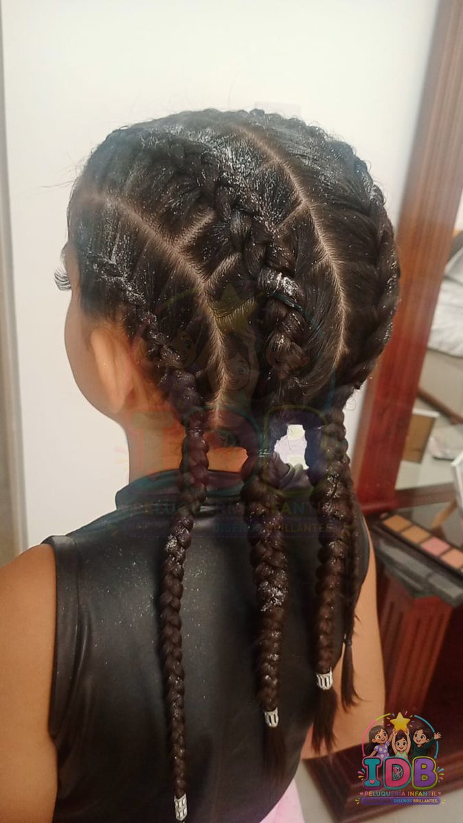 Niña con dos trenzas boxeadoras