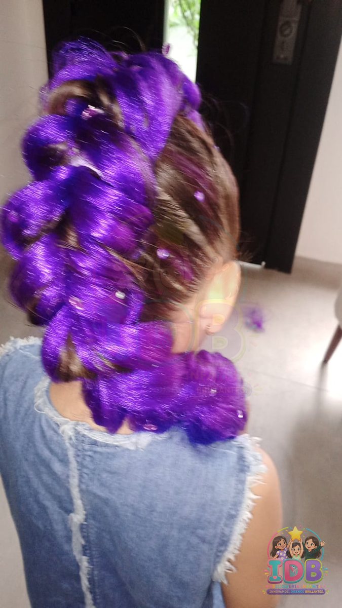Niña con trenza de extensión morada