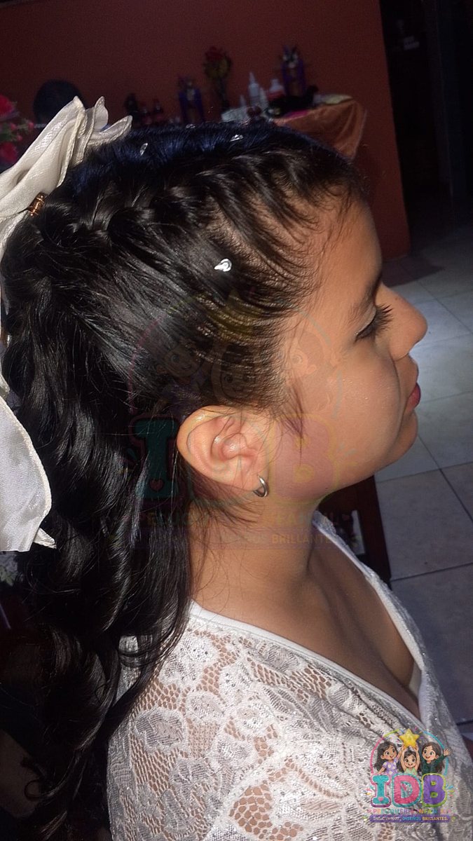 Niña con ondas y tocado para su primera comunión