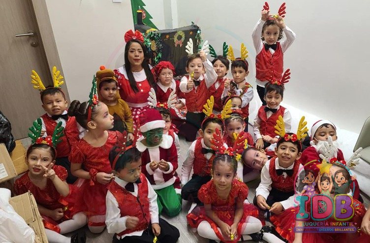 Grupo de niños de colegio peinados para un evento navideño
