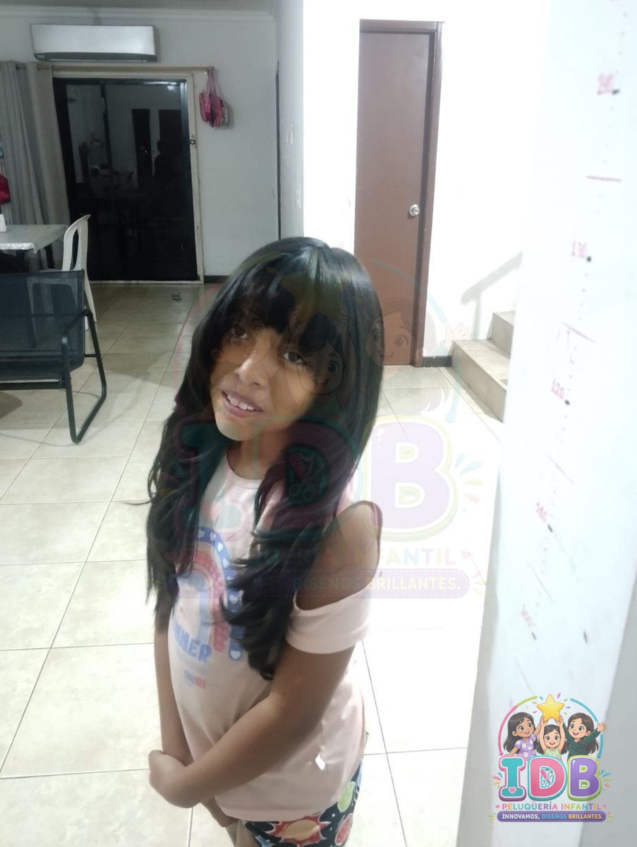 Niña con corte de cabello y flequillo recién hecho
