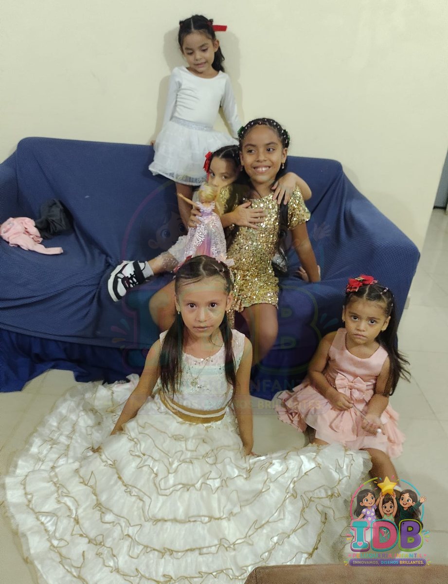 Grupo de niñas peinadas y vestidas para una fiesta