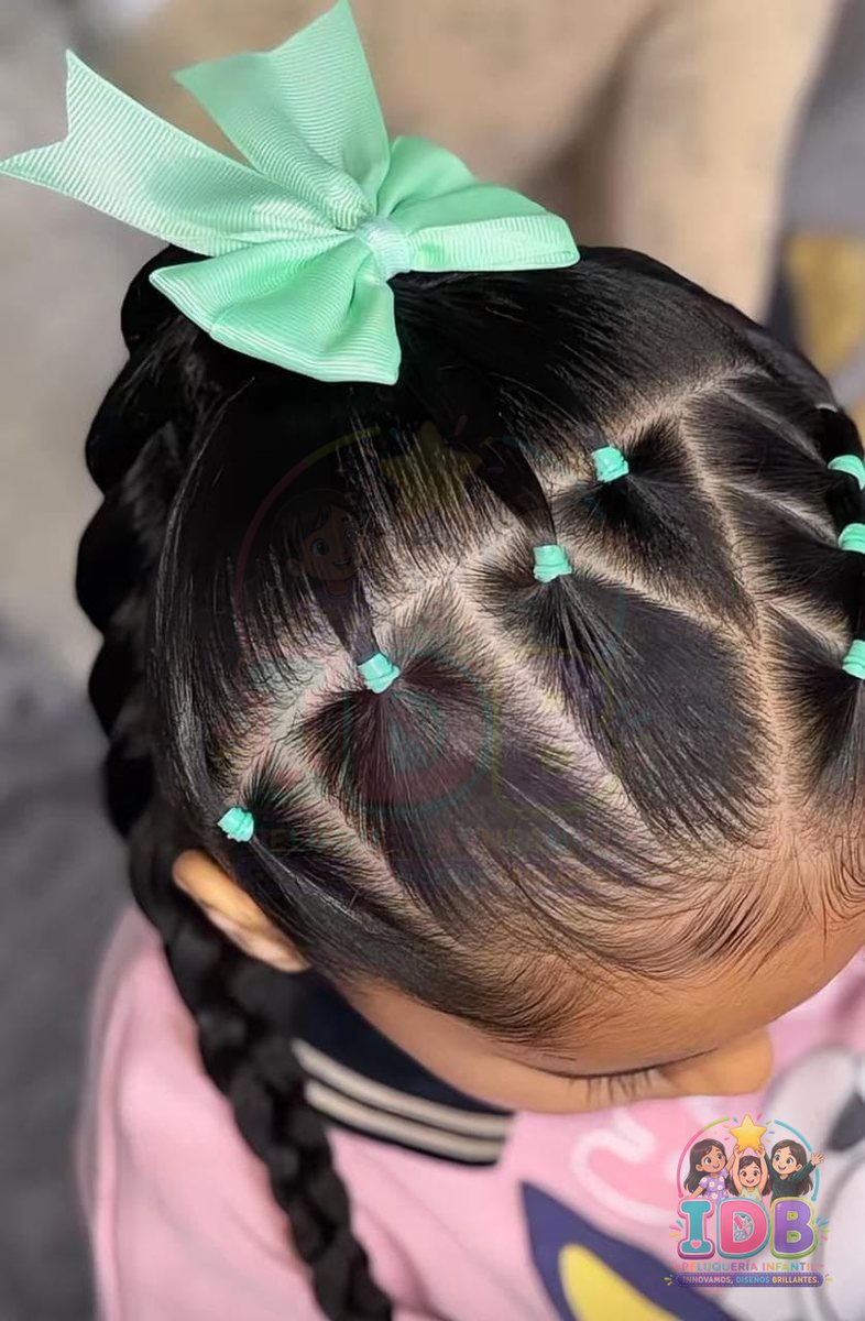 Niña con trenzas y moño verde menta